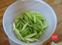 腊肠炒芹菜的做法图解2