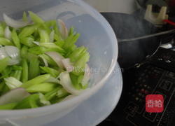 腊肠炒芹菜的做法图解8