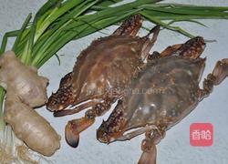 葱姜干炒蟹的做法图解1