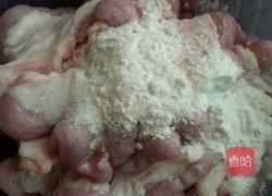 青橄榄炖猪粉肠的做法图解3