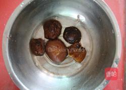 墨鱼香菇蒸鸡的做法图解2