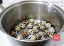 鹌鹑蛋扒桃仁的做法图解2