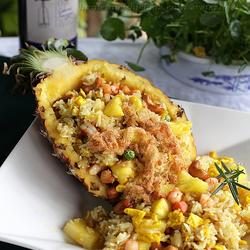 菠萝海鲜炒饭的做法[图]