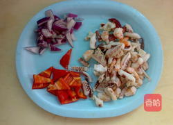 蜜瓜海鲜果仁小炒的做法图解2