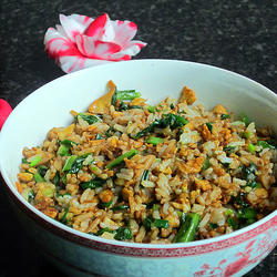 莴笋叶炒饭的做法[图]