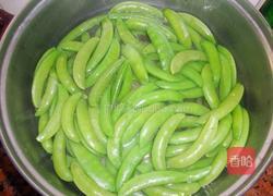 胡萝卜炒甜豆的做法图解1