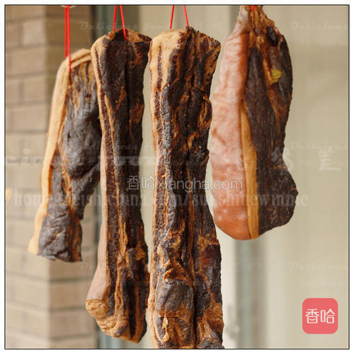肉腌好后，用棉绳把肉串起来，挂在阳台上。