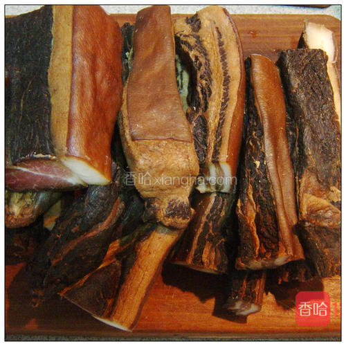 就这样晾10天左右就差不多了，切成小块。