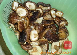 香菇炒腊肉的做法图解2