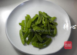 豆豉鲮鱼炒荷兰豆的做法图解2