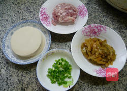 榨菜猪肉馅锅贴的做法图解1