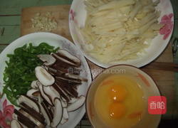 香菇炒蛋的做法图解1