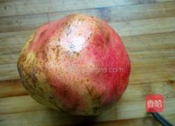 鲜榨石榴汁的做法图解1