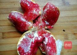 鲜榨石榴汁的做法图解3