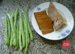 香干梅豆炒猪耳朵的做法图解1