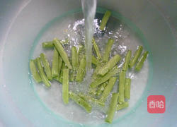 香干梅豆炒猪耳朵的做法图解2