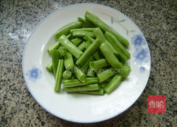 香干梅豆炒猪耳朵的做法图解3