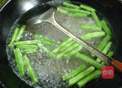 香干梅豆炒猪耳朵的做法图解6