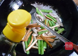 香干梅豆炒猪耳朵的做法图解9