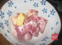 黑芝麻鲫鱼汤的做法图解3