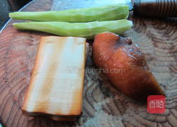 腊肉香干炒莴笋的做法图解1