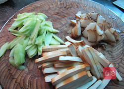 腊肉香干炒莴笋的做法图解2