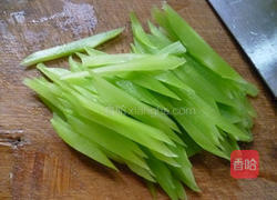 莴笋拌海蜇的做法图解3