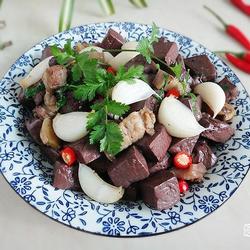 泡蒜烧猪血的做法[图]