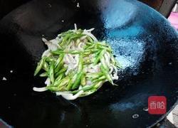 青椒炒平菇的做法图解7