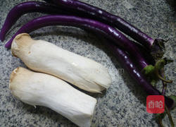 茄子炒杏鲍菇的做法图解1