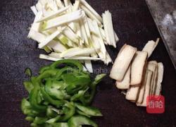 青椒茭白炒香干的做法图解2