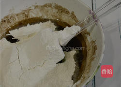 淋面可可草莓卷的做法图解2