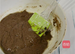 淋面可可草莓卷的做法图解3