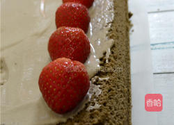 淋面可可草莓卷的做法图解12