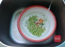 金针毛豆排骨汤的做法图解1