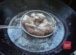 金针毛豆排骨汤的做法图解3