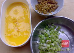 香葱榨菜煎蛋的做法图解2