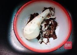 酸菜芋头汤的做法图解1