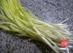 韭菜芽杂炒红肠的做法图解1