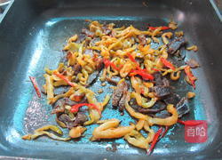 香芹榨菜炒腊肉的做法图解4