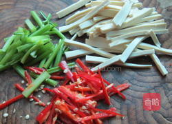 芹菜豆腐丝凉拌的做法图解2