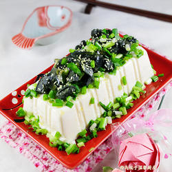 小葱皮蛋拌豆腐的做法[图]