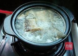 木耳香芹煲鲤鱼的做法图解5