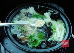 木耳香芹煲鲤鱼的做法图解8