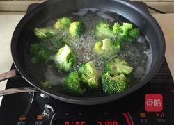 白木耳烩西兰花的做法图解2