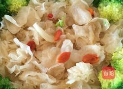 白木耳烩西兰花的做法图解4