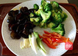 西兰花烩黑木耳的做法图解1