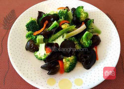 西兰花烩黑木耳的做法图解3