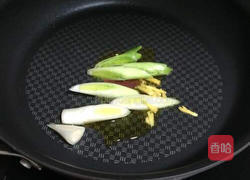 西兰花烩黑木耳的做法图解2