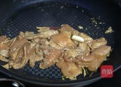 洋葱炒鸡片的做法图解2